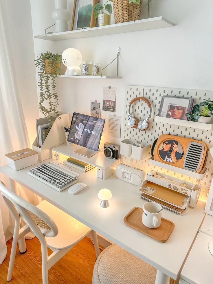 Minimalist Desk Decor: Create a Clean and Inspiring Workspace